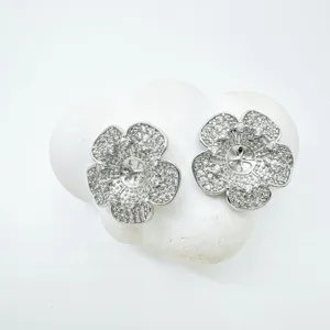 Silber Strass Blume Schmuck Detailaufnahme, glitzerndes Zirkonia Zubehoer Design.