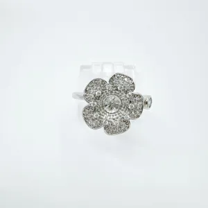 Detailansicht des silbernen Blumenrings mit funkelnden Zirkonien und zentraler Fassung.