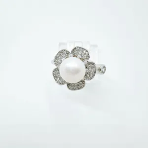 Eleganter Perlenblumenring mit funkelnden Zirkoniasteinen auf einem Silberband fur Damen.