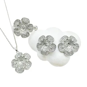 Silberfarbenes 5-Blüten-Blumen Schmuckset mit Halskette, Ring und funkelnden Ohrringen.