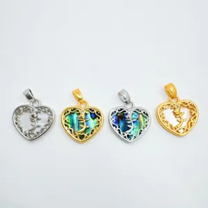 Pendentif en nacre et coquille d'ormeau en forme de coeur, gros plan détail bijoux.