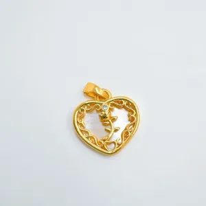 Vue détaillée du pendentif cœur plaqué or avec nacre naturelle et élégant motif floral.