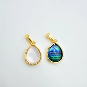 Dettaglio pendente goccia conchiglia naturale, castone placcato oro 18k accessorio collana.