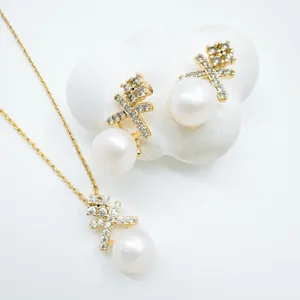 Light Luxury Vergoldetes Kupfer Überkreuzt Blume Anhänger Halskette Und Ohrringe Set Mit Strass Künstliche Perle Minimalistischer Schmuck DIY Zubehör