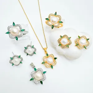 Elegantes Perlenschmuckset mit grünen Zirkonia, stilvolle Kette, Ohrringe und Ringe.