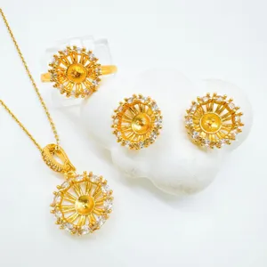 Squisito set di gioielli dorati con ciondolo a sole, anello e orecchini eleganti.