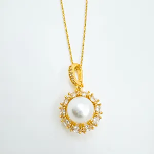 Collana con pendente di perla dorata elegante con dettagli in zircone brillante.