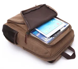 Dettaglio dello zaino in tela marrone che mostra una grande capacita con tablet e rivista.