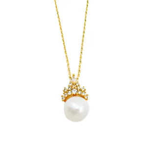 Elegante collar con colgante de corona de perlas, circonitas brillantes y cadena dorada.