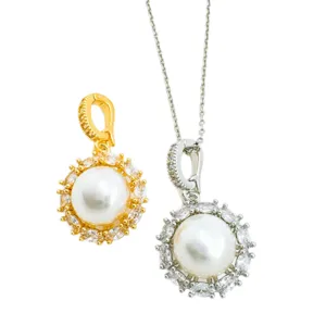 Set di ciondoli di perle chic con accessori di montatura in lega oro e argento alla moda.