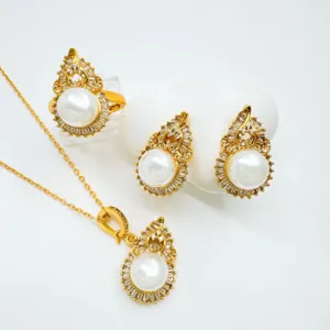 Detailansicht des luxuriösen vergoldeten Perlenschmuck-Sets mit Kette Ohrringen und Ring.