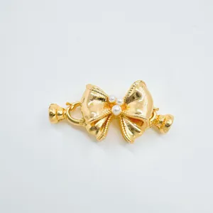 Nahaufnahme des vergoldeten Schleifen-Halskettenverschlusses mit Perlenakzenten für Schmuck.
