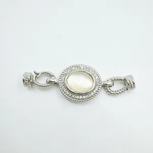 Fermoir de collier en câble torsadé argenté avec nacre ovale et zircone étincelante.