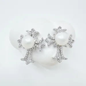 Detailansicht von französischen Perlen Zirkon Kreuz Schmuck Accessoires, elegant.