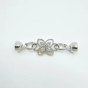 Vue detaillee fermoir de collier de bijoux DIY en argent avec nacre trefle et zircon.