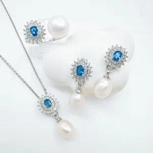Vista detallada de un conjunto de joyas vintage de zafiro y perlas con circonitas brillantes.