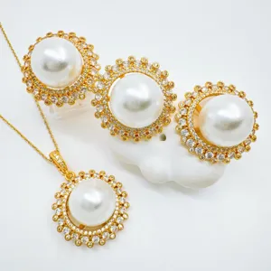 Vintage Perlen Schmuck Detailansicht, goldfarbenes Metall, glänzendes Kristall-Cluster-Design.