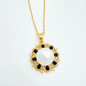 Nahaufnahme der goldenen Perlenkette mit blauem Edelstein und funkelndem Diamantblumenanhänger.