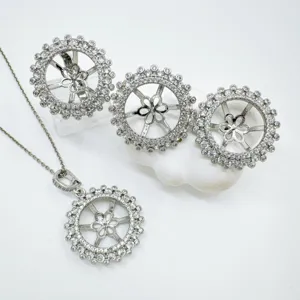 Nahaufnahme des silberfarbenen, mit Kristallen besetzten Schmuckrohling-Sets mit Blumenmuster.
