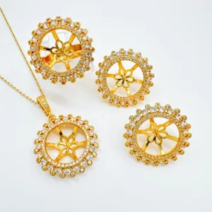 Exquisites vergoldetes Schmuck-Fassungset mit filigranem Anhänger, Ohrringen und Ring.