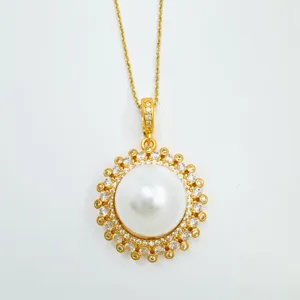 Detail Vintage Gold Perlen Anhänger Kette, funkelnde Kristall Umrandung, elegantes Schmuck.