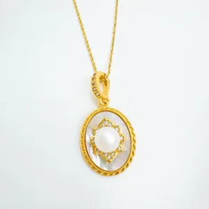 Dettaglio pendente perla placcato oro 18k, elegante accessorio gioiello DIY ovale.