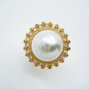Nahaufnahme Detail des goldenen Vintage Perlenrings mit Kristallhalo, edler Look und Glanz.
