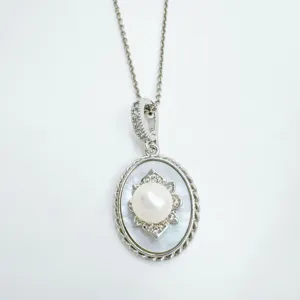 Elegante collana con ciondolo di perla ovale con accenti di pietra per gioielli da donna.