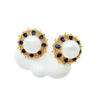 Vintage Sonnenblumen Ohrstecker mit grosser Perle und dunkelblauem Edelstein Design.