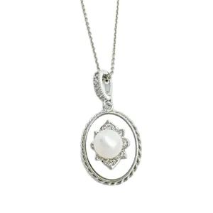 Elegante collana con ciondolo in perla argentata con montatura ovale con diamanti per le donne.