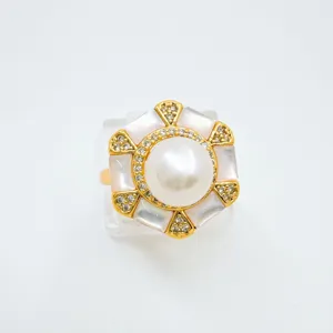 Luxurious hexagonal mother-of-pearl pearl ring, elegant gold tone design for women fashion.