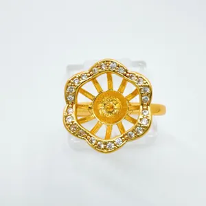 Detailansicht einer vergoldeten DIY Ringfassung mit funkelndem Zirkonia und Blumen-Design.