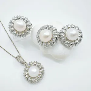 Perla Collana Pendente Orecchini Anello Set Cristallo Zircone Gioielli Dettaglio Primo Piano