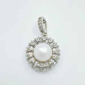 Dettaglio del pendente in perla con pietre di zircone scintillanti ed elegante montatura.