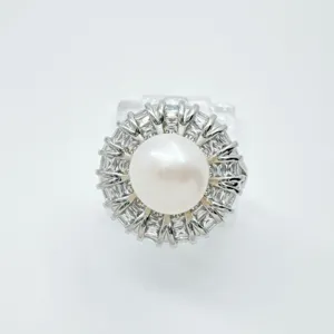 Dettaglio dell'anello di perle con alone di cristallo e raffinato design in stile francese.