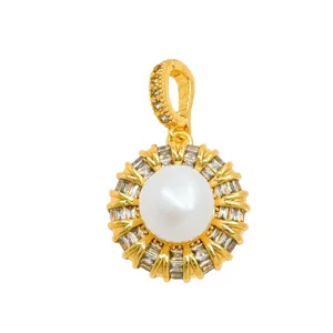 Ciondolo di perla dorata con contorno di zirconi cubici accessorio di gioielleria.