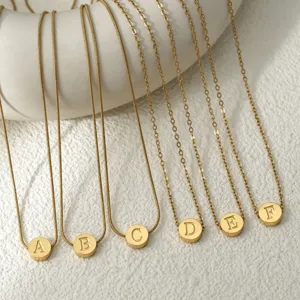 Collier Pendentif Lettre en Acier Inoxydable Plaqué Or 18K pour Femme Simple Initiale Ronde Chaîne de Clavicule Bijoux Accessoires