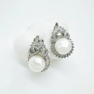 Exquisite Kupfer Zirkon Perle Ohrringe Detailaufnahme, elegantes Schmuckdesign Stil.