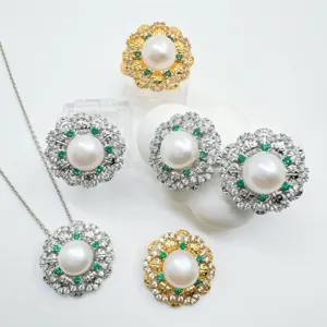 Elegante set di gioielli con perle d'acqua dolce con collana pendente, anelli e orecchini.