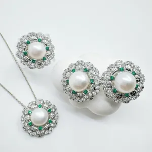 Vista dettagliata dell'elegante set di gioielli in perle con pietre preziose e raffinato argento.