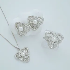 Französisches Perlen Blumen Schmuckset Detailansicht mit Halskette, Ohrringen und Ring.