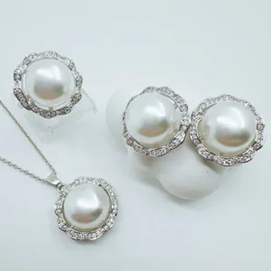 Elegantes Perlenanhänger Ohrring Set mit filigranem Zirkonia Pave Spitzenblumen Design.