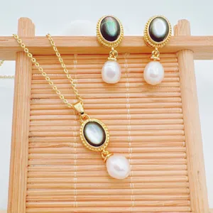 Vue detaillee de l'exquis ensemble de collier et boucles d'oreilles en nacre doree 18K.