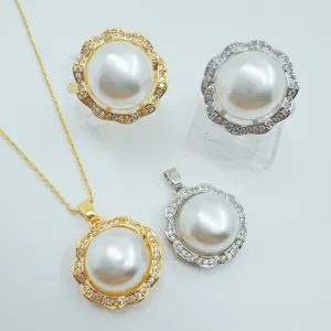 Detaillierte Nahaufnahme stilvoller Perlenketten und Ringe mit mikrogefasstem Zirkonia.