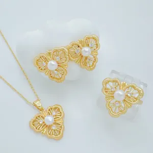 Elegantes vergoldetes Schmuckset mit hohlem Blumen-Anhänger, Ohrringen und Ring mit Perlen.