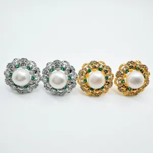 Eleganti orecchini a fiore con perle, cristalli scintillanti e pietre verdi per donne chic.