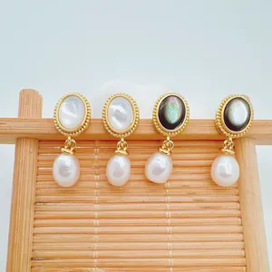 Vue détaillée de boucles d'oreilles en perle et nacre plaqué or 18k avec pendentif.