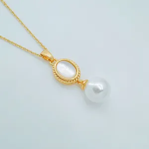 Magnifique collier pendentif plaqué or avec nacre ovale et perle blanche élégante.