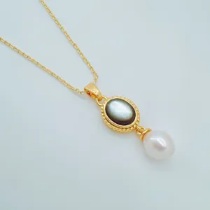 Collier de chaîne plaqué or 18K avec pendentif en nacre sombre et perle blanche.