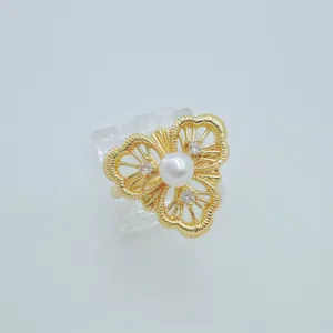 Exklusiver goldener Blumen Perle Ring Vintage Luxus Schmuck elegante Detailansicht